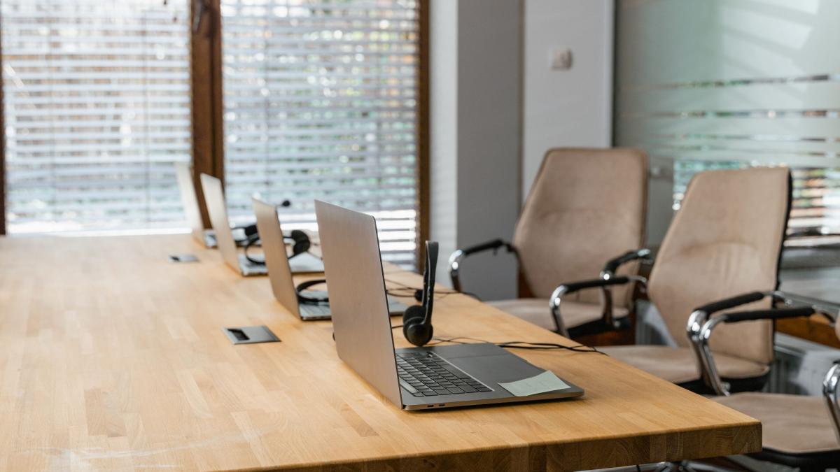 Modernes Büro mit Arbeitsplatz für KI im Vertrieb und Headset.