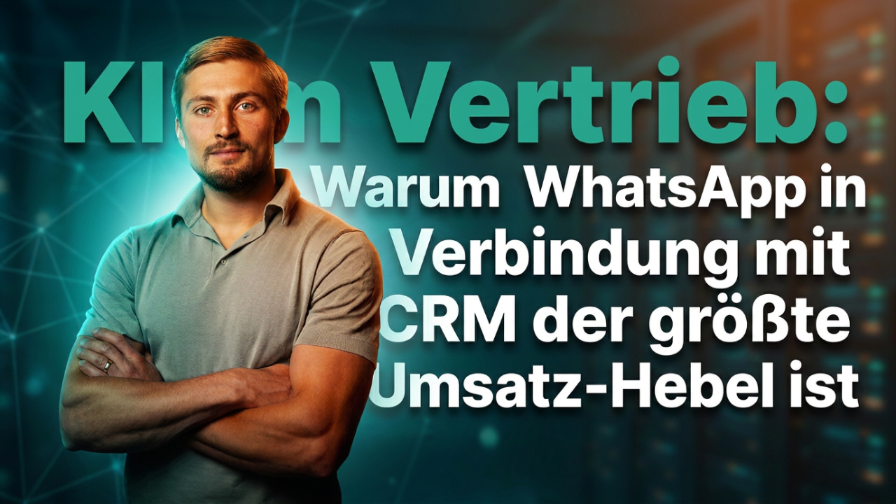 Ein Mann steht vor digitalem Hintergrund und spricht über WhatsApp und CRM als Umsatz-Hebel.