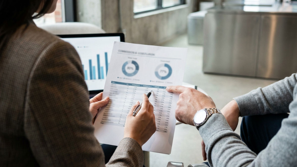 Personen analysieren B2B-Provisionsmodelle anhand von Grafiken und Tabellen.