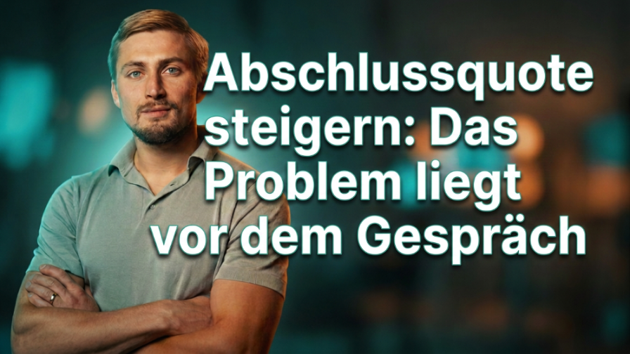 Mann mit lässiger Kleidung, der über das Thema Abschlussquote steigern spricht.