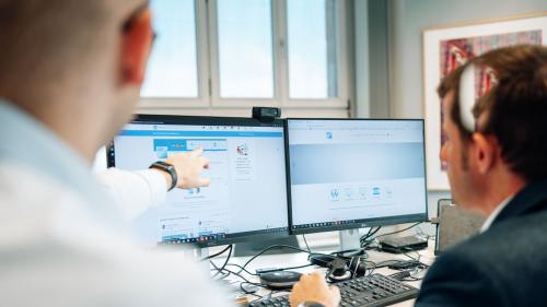 Anes Cavka bei der Erstellung des Social Media-Profils von LZS Sachsen GmbH