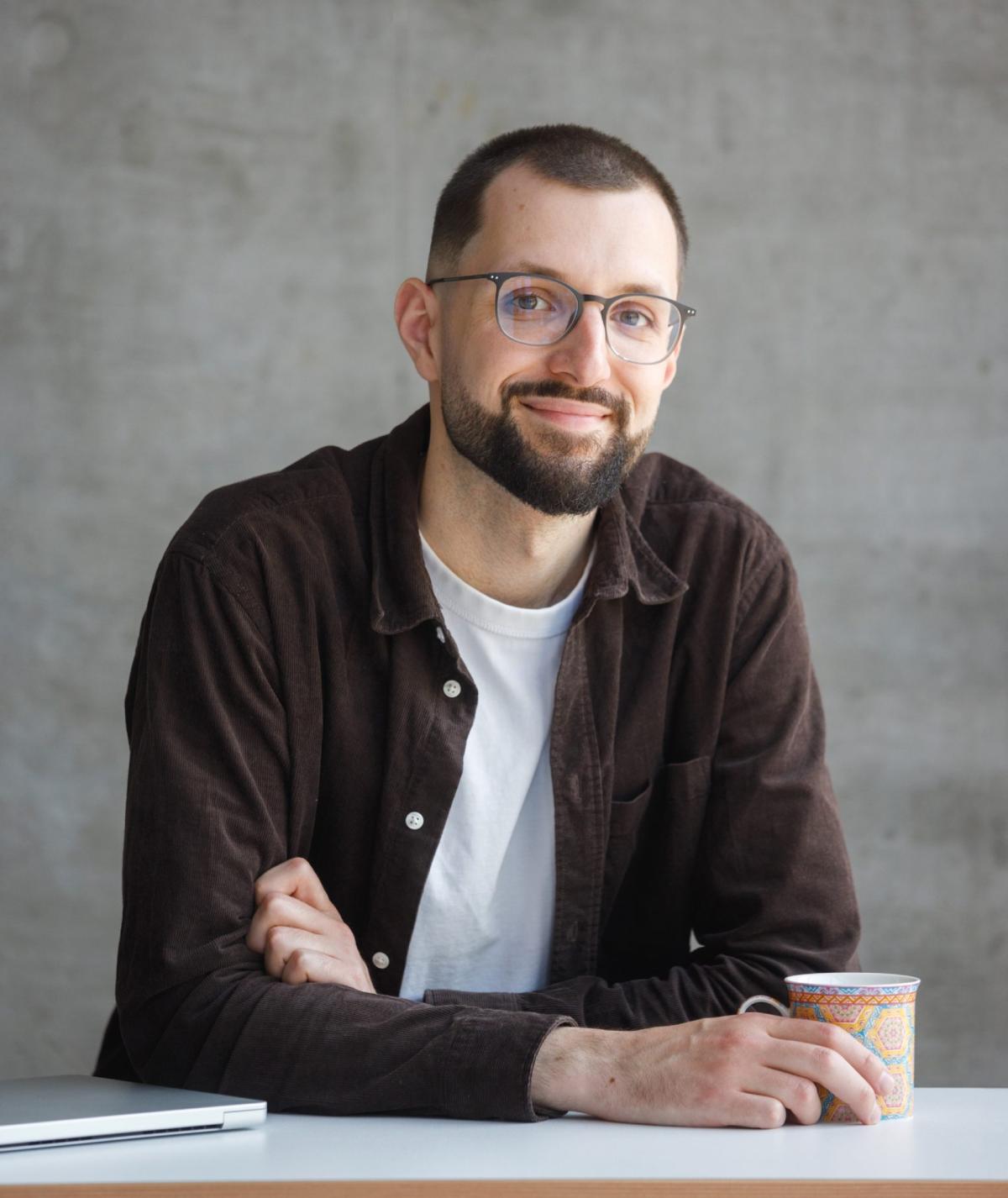 Ich bin Silvano – dein Webdesigner des Vertrauens. Ich unterstütze meine Kunden dabei, stärker auszusehen als ihre Konkurrenz und Neukunden sowie Bewerber magisch anzuziehen.