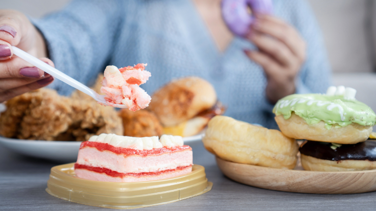 Viele erfolgreiche Frauen haben regelmäßig Heißhunger und kompensieren Stress, Druck, Frust und Unzufriedenheit mit Essen.