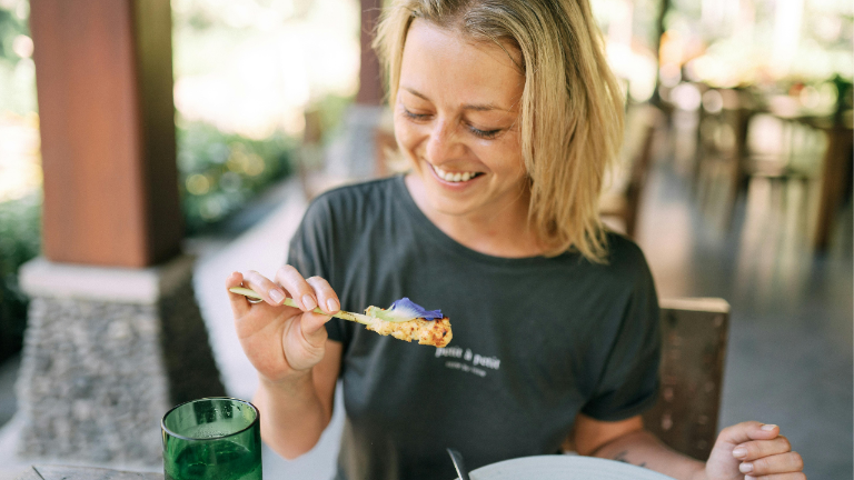 Ein stumpfer Ernährungsplan wird dich NICHT nachhaltig abnehmen lassen - ein System mit dem du regelmäßig auch mal Pizza und Süßigkeiten essen kannst schon.