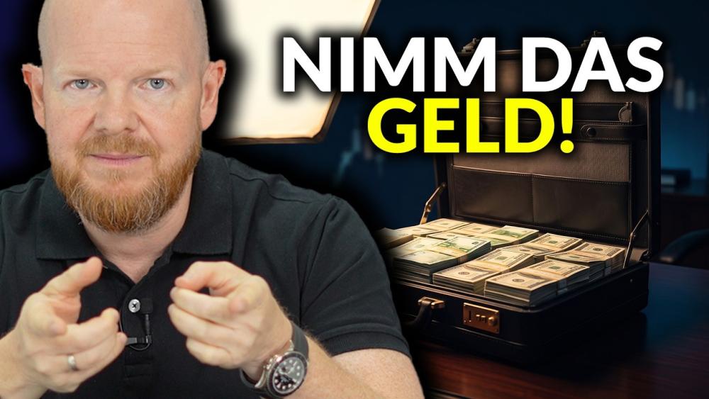 Mann zeigt auf Geldkoffer und spricht über Abfindung investieren.