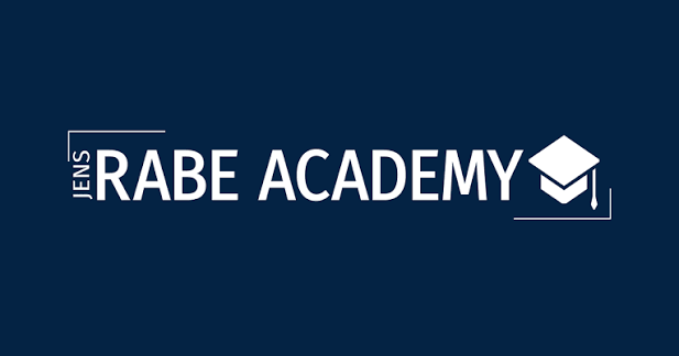 Das Logo der Jens Rabe Academy auf blauem Hintergrund.