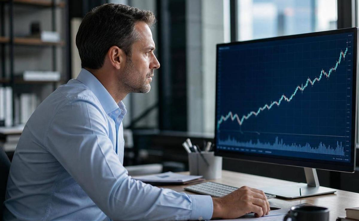 Mann analysiert Aktiencharts auf dem Computer, Thema Aktien kaufen am Allzeithoch.