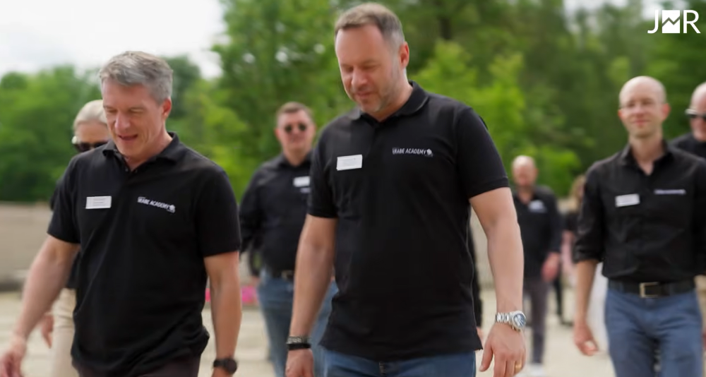 Teilnehmer des Regionalleiter-Treffens der Jens Rabe Academy gehen zusammen.