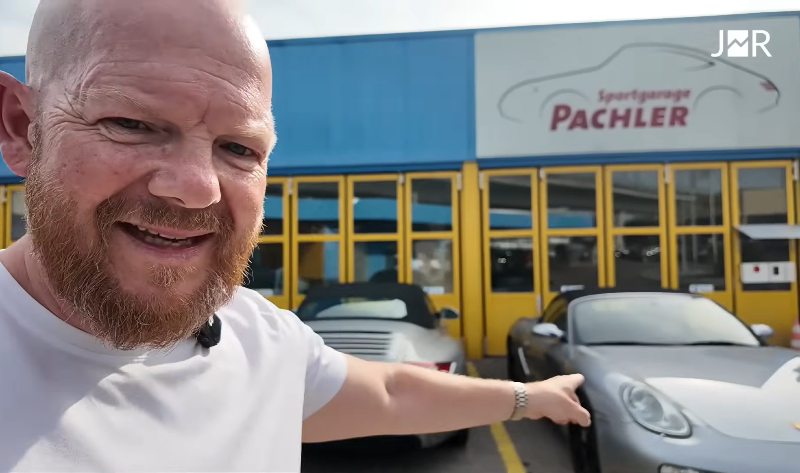 Mann zeigt auf einen Porsche Boxster vor dem Autohaus Pachler.