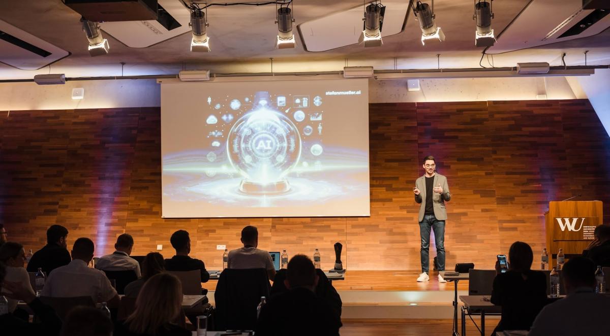 Wo geht die AI-Reise hin? Stefan Müller steht mit über 10 Jahren AI-Erfahrung regelmäßig als Dozent und Keynote-Speaker für AI auf der Bühne.