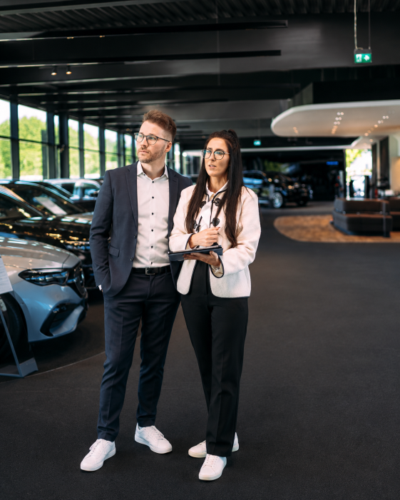Zwei Mitarbeiter im Autohaus während einer Besprechung zum Recruiting.