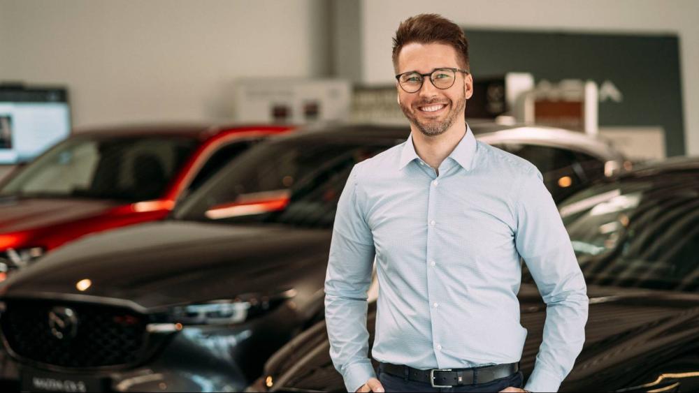 Ein Mitarbeiter im Autohaus zeigt das Recruiting-System für Autohaus Recruiting.