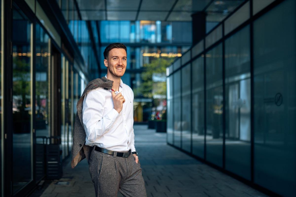 Ein Businessmann in einer modernen Büroumgebung mit gekräuseltem Anzug auf LinkedIn-Profit-Akquise.