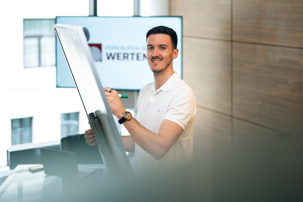 Ein Coach erklärt LinkedIn Ads für Coaches an einem Flipchart.
