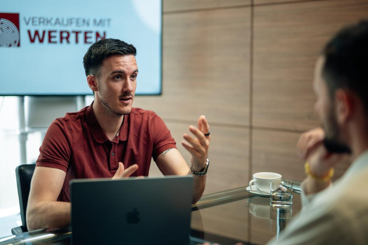 Ein Mann erklärt, wie LinkedIn bei der Kundengewinnung hilft.