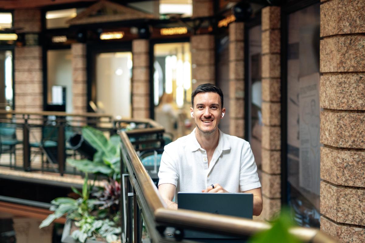 Ein Mann in einem Büro mit Laptop arbeitet an seiner LinkedIn Kundengewinnung.