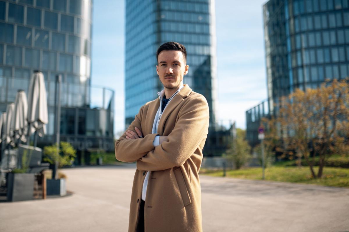 Mann im Stadtgebiet präsentiert das CEO Content Konzept.