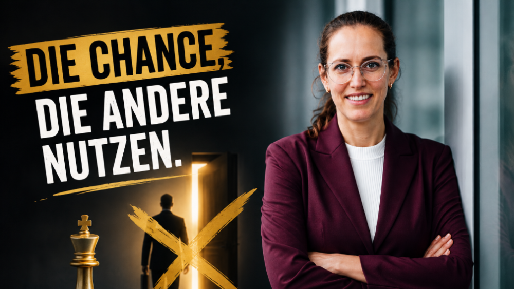 Frau in Anzug steht vor Schachmotiv und spricht über Berater Gold Investitionen.