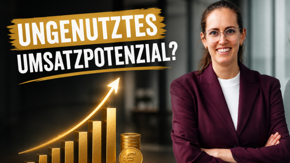 Frau in Businesskleidung zeigt auf eine Grafik mit steigendem Umsatzpotenzial.