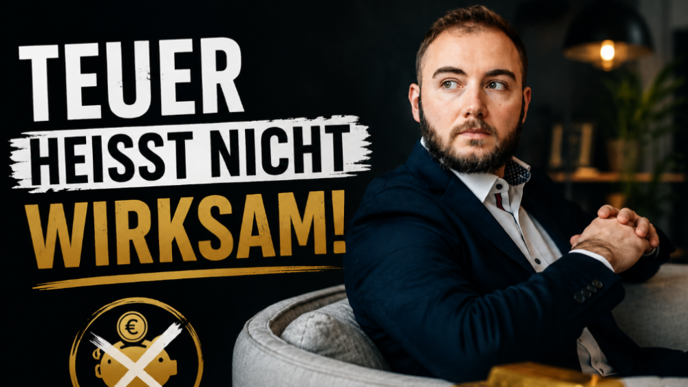 Ein Mann mit nachdenklichem Ausdruck sitzt auf einem Sofa, der Text ‚Teuer heißt nicht wirksam!‘ ist sichtbar.