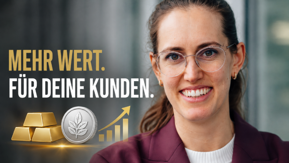 Frau mit Brille lächelt neben Goldbarren und Silbermünze. Physische Edelmetalle für Kundenberatung.