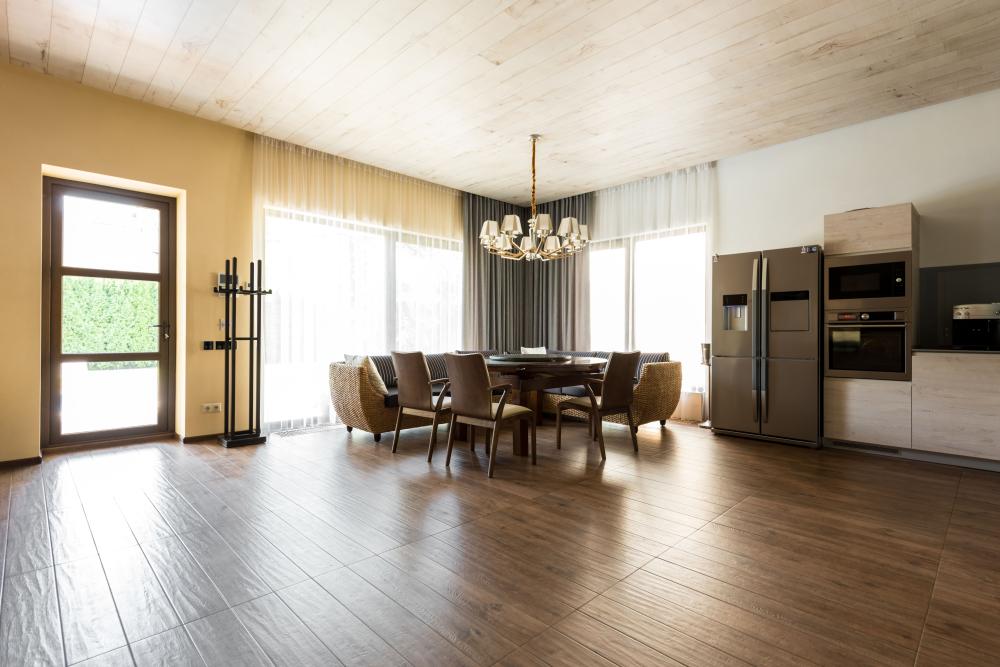 Moderner Wohnraum mit hochwertigem Vinora Design-Klebevinyl in der Farbe Dunkle Eiche.