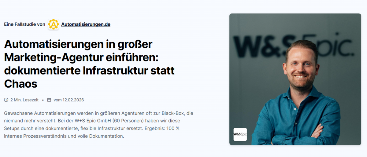 Ein erfolgreicher Unternehmer zeigt die Vorteile von Automatisierungen in der Marketing-Agentur.