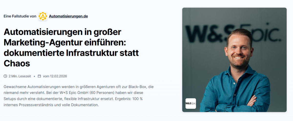 Mann mit professioneller Kleidung zeigt, wie automatisierungen in marketing-agentur funktionieren.