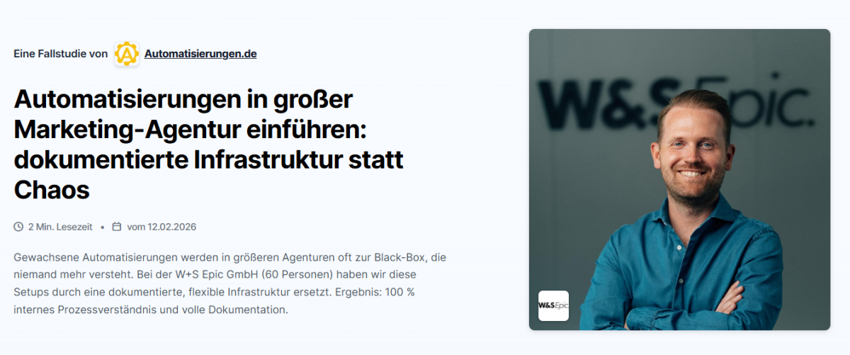 Mann von W&S Epic zeigt erfolgreich dokumentierte Infrastruktur in einer Marketing-Agentur.