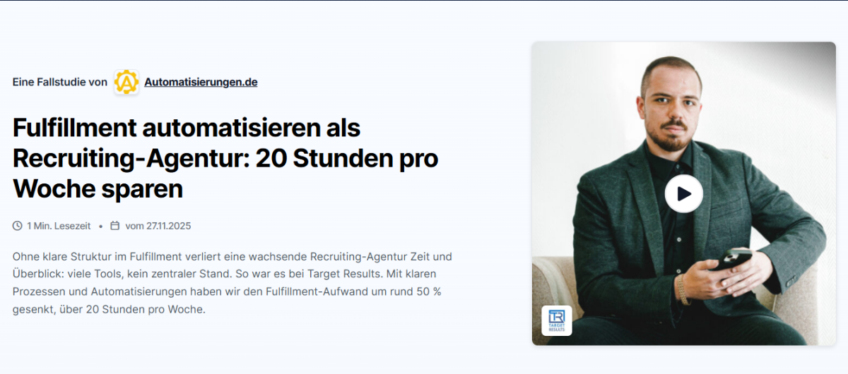 Ein Mann zeigt auf ein Gerät und erklärt, wie Fulfillment automatisieren Zeit spart.