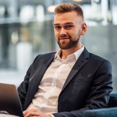 Monatsreport von 5h auf 10min: Automatisiertes KPI-Dashboard für Brock Consulting