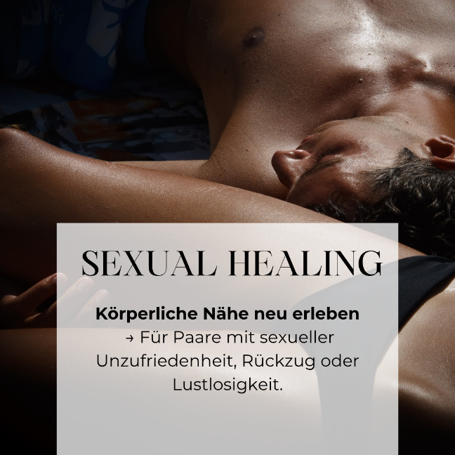 Ein Paar entspannend in enger Körpernähe, das sexuelle Intimität wiederherstellen möchte.