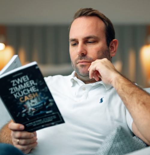 Hendrik Kuhlmann mit seinem Buch: Zwei Zimmer, Küche, Cash. Foto: Paul Hoffmann