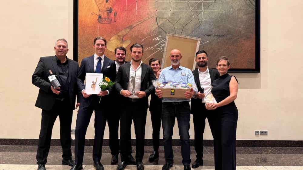Das Team von Bedachungen Schmidt feiert die Auszeichnung für Teamerfolg.