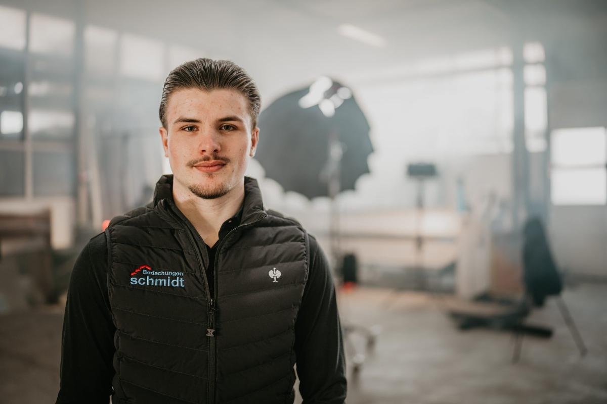 Mitarbeiter in der Werkstatt mit Fokus auf PV-Anlage und Asbest-Thematik.