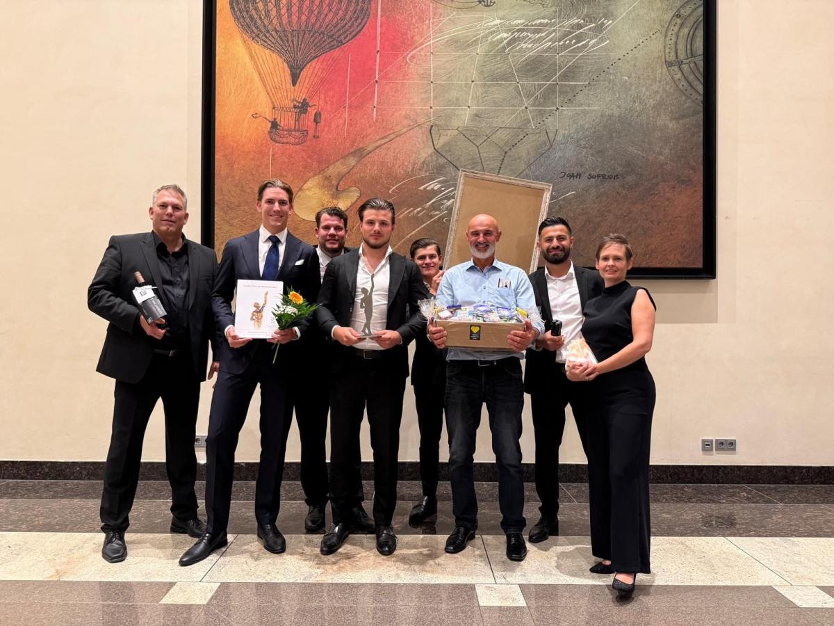 Das Team von Bedachungen Schmidt bei der Preisverleihung mit Auszeichnung.