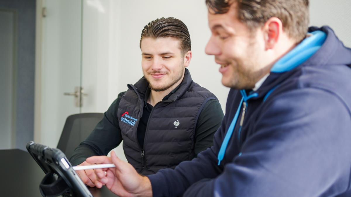 Dennis Berendt und Paul Schmidt von der Bedachungen Schmidt GmbH
