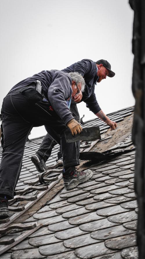 Dachdecker auf einem Schieferdach in Koblenz