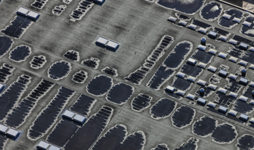 Pfützenbildung auf Industrie-Flachdach