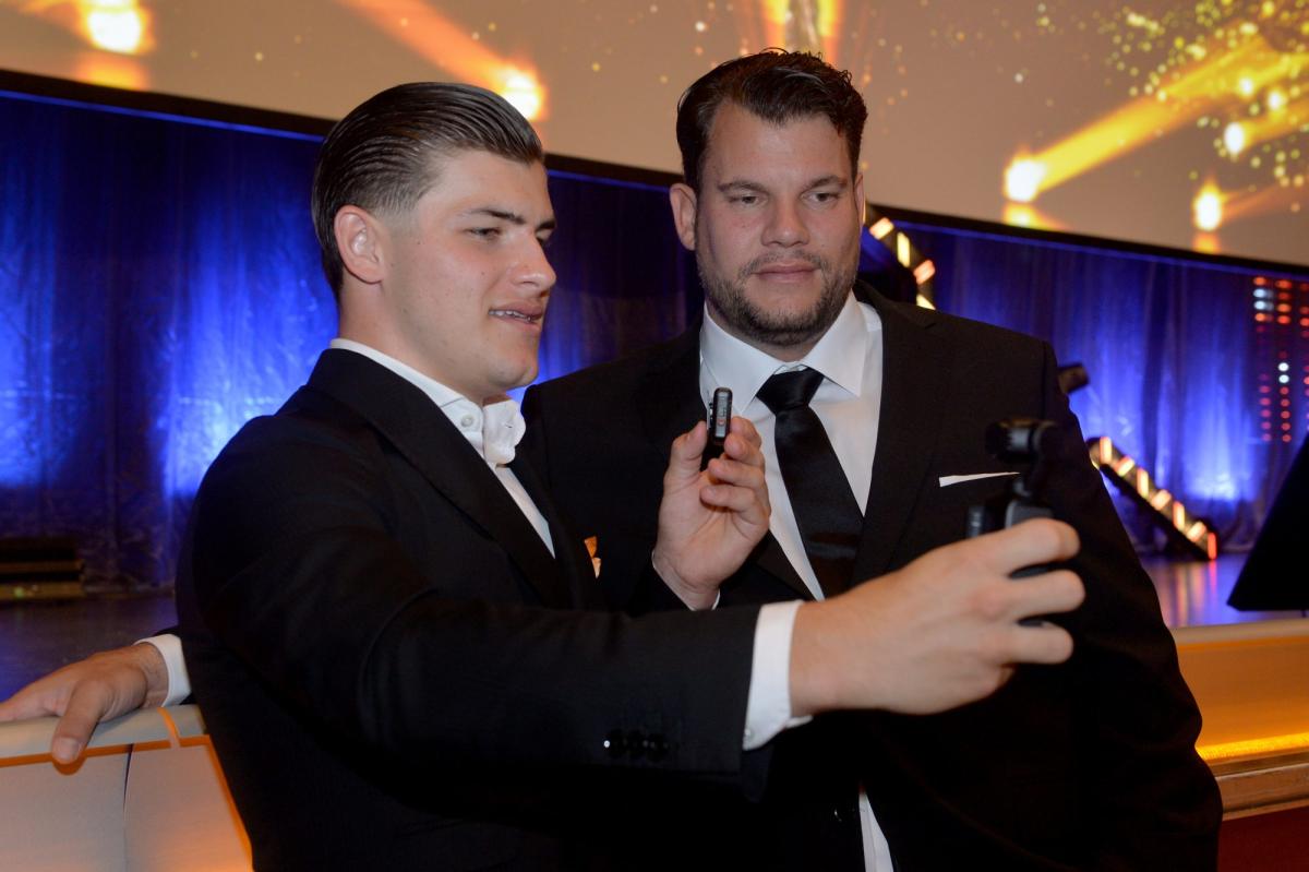 Zwei Männer machen ein Selfie bei der Preisverleihung des Großen Preises des Mittelstandes.