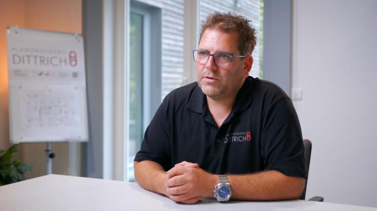 Sebastian Ditscheid während der Aufnahme eines Video-Testimonials