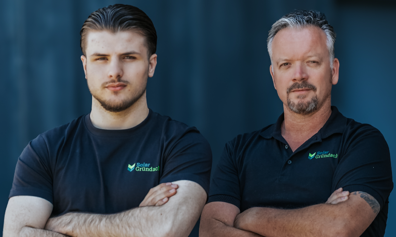 Zwei Mitarbeiter eines Unternehmens für unabhängige PV-Gutachten.