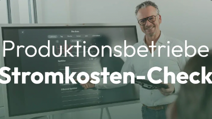 Ein Mann präsentiert den Stromkosten-Check für Produktionsbetriebe.