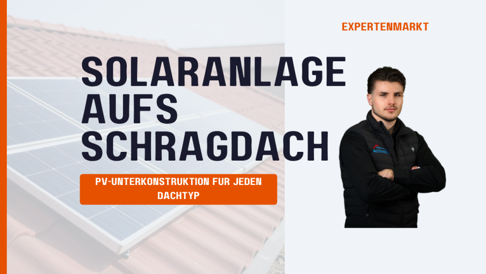 Eine Fotovoltaikanlage auf einem Schrägdach mit einem Experten, der die PV-Unterkonstruktion erklärt.