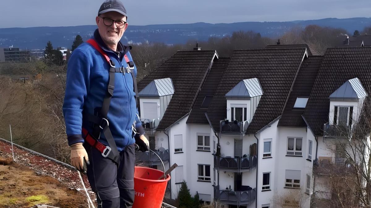 Dachdecker bei einer Flachdach-Wartung