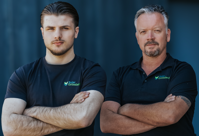 Zwei Experten für Repowering von PV-Anlagen stehen mit verschränkten Armen.