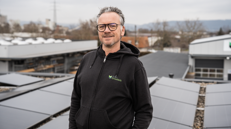 Experte steht auf dem Dach einer PV-Anlage, die durch Repowering optimiert wird.