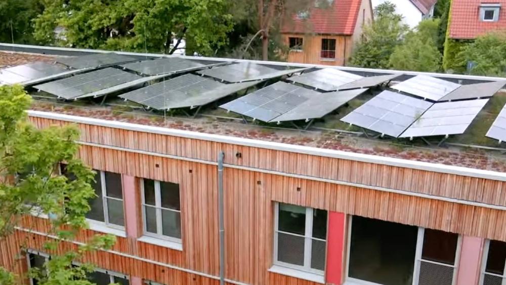 Dach mit integriertem SolarGründach, Photovoltaik und Begrünung.