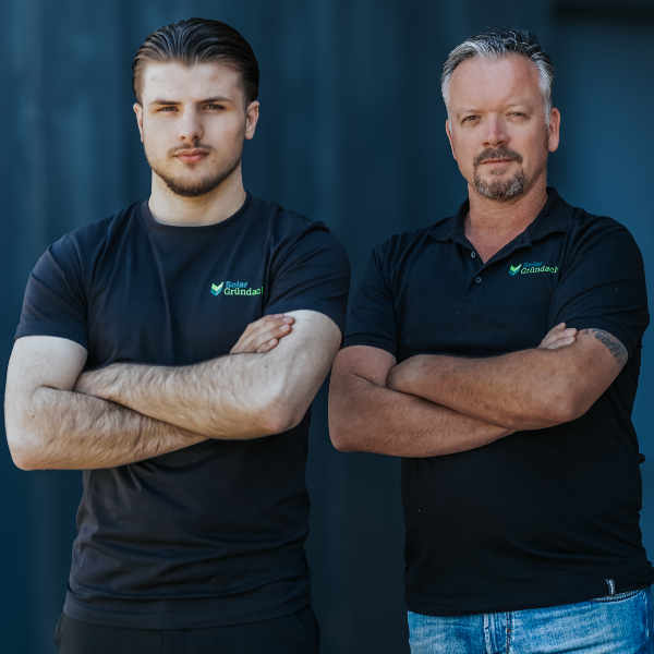 Zwei Experten für Energiesparen stehen zusammen und zeigen, wie man Stromkosten dauerhaft senken kann.