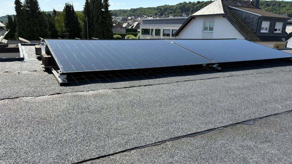 PV-Dachanlage zur Senkung von Stromkosten auf einem Flachdach.